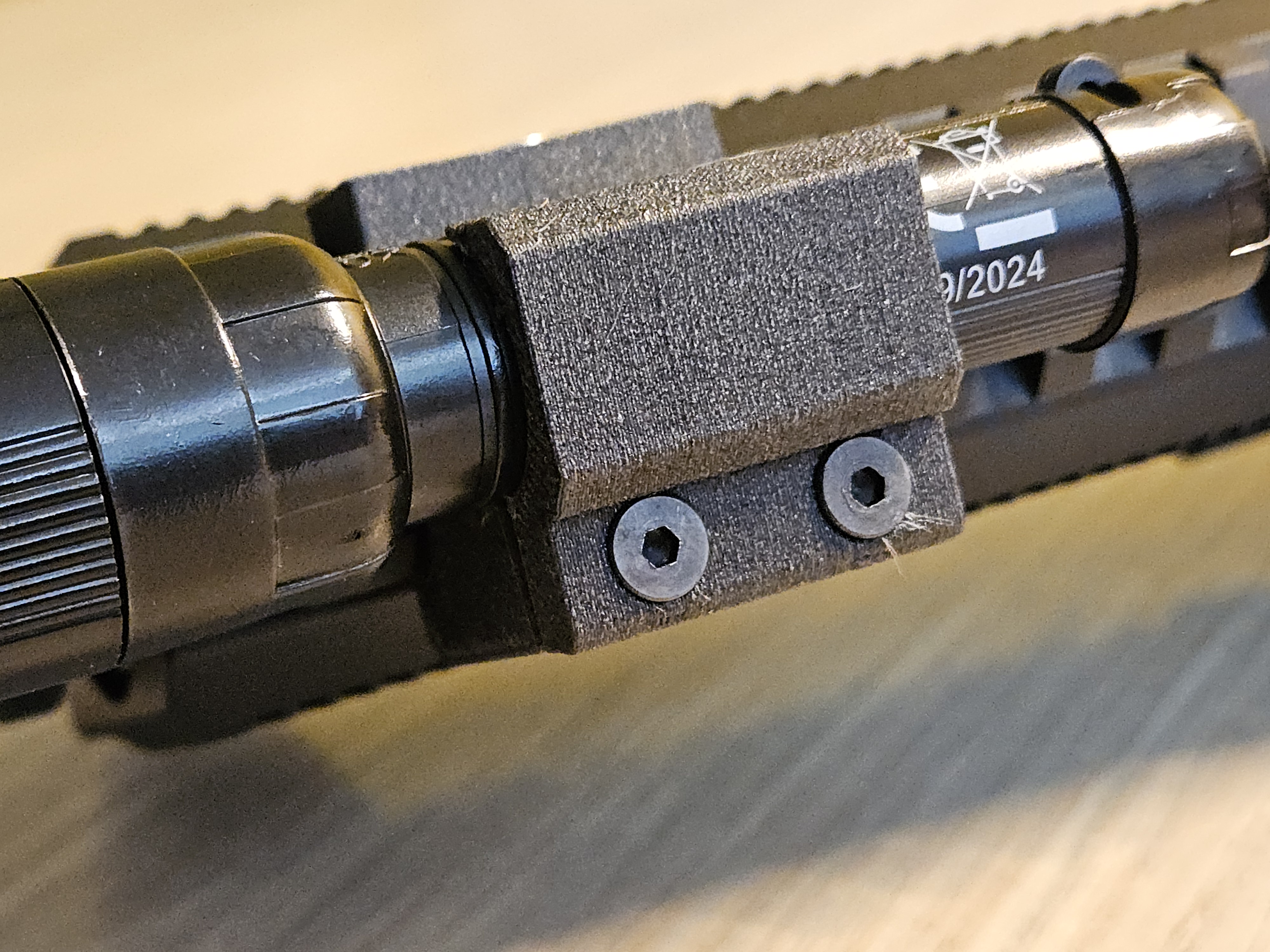 Miniatura 2 do modelo 3D Picatinny RIS rail flashlight mount