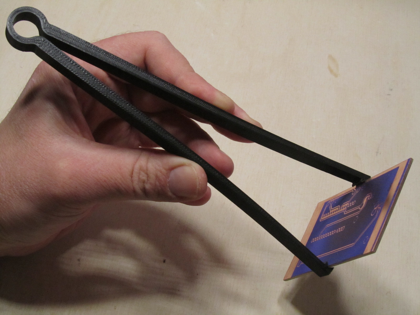 Tweezers/ tongs/ forceps for thin wide flat things, like PCB or glass plate